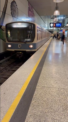Ein B-Wagen P6 der U-Bahn München fährt in Moosach als U3 nach Fürstenried West ein