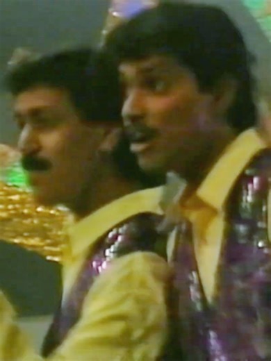 Watch 'Paalakkaattu Machaanukku' performed by Jeewa and Manivannan, during RTM's 1995 Fiesta Deepavali. Want to see more classic Malaysian Indian TV clips? Drop your requests in the comments below! Thank you! Disclaimer: The video clips are posted for viewing pleasure and as an archive for Malaysian Indian television content. By this, I don't wish to violate any copyright owned by the respective owners of this content. I don't own any copyright to the content. Thank you. #tamilsongs #malaysianin