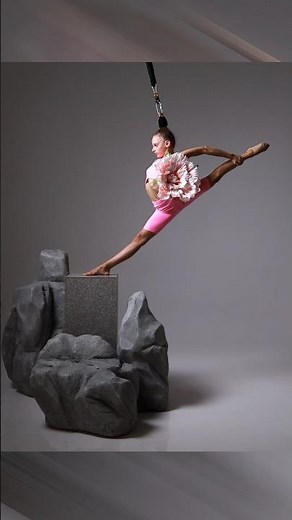 🇺🇦 Model poses for photoshoot📸 Hairhang. Model Alina