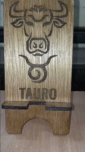 Porta celular de triplay de 4 mm. Grabado y corte con máquina laser Two Trees TTS PRO de 20 watts.