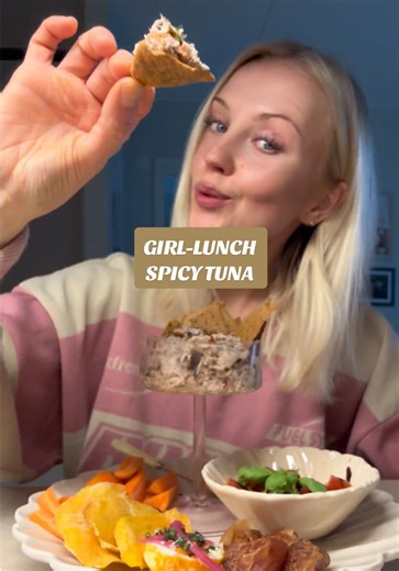 Gör en enkel GIRL-LUNCH med mig🎀Ni måste testa denna spicy-tuna-dupe!!! Lova!!!🐟🔥👇🏼 Recept: 1 burk tonfisk i vatten(helst MSC-märkt!) Ca 2 msk grekisk/turkisk yoghurt 10% Ca 1-2 tsk lätt majonnäs Dill Citronpeppar, svartpeppar, salt, vitlökspulver Tabasco Finncrisp chips ranch #girllunch #girldinner #plock #spicytuna #recept