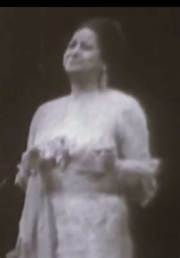 #arabic #singing #vocalruns #vocalpedagogy #fyp some notes: 1) you actually really need to listen to a lot of Arabic music to be able to train ur airs to recognize/detect how complex and intricate the runs truly are because their music is structurally different due to microtonality, instead of having 12 semitones in an octave, they have 24 quarter tones which means that they can fit way more notes into a single melodic line 2) when I say “Arabic singer,” I mean they sing in the Arabic language n