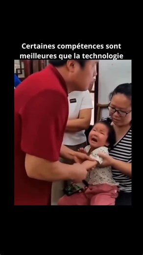 Biologie.Explicative on Instagram: "Un médecin chinois expérimenté remet habilement un coude luxé en place grâce à une technique traditionnelle de réalignement manuel. Le processus ne prend que quelques secondes – efficace, précis et étonnamment doux. C’est un exemple frappant de la manière dont les techniques anciennes, appuyées par une connaissance approfondie de l’anatomie, continuent de donner des résultats remarquables aujourd’hui."