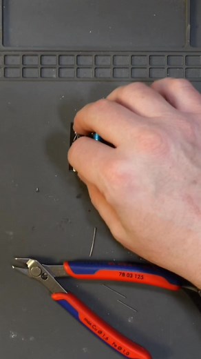 JFET orientation tip 🔥 Flat side forward—but only if you're using J201s! Check the pinout before you solder 🎸 #diyguitarfx #guitarpedals #jfetbuilds #pedaltech #hellosailoreffects | Hello Sailor Effects