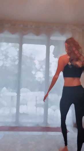 🥀 YOGA COCOONING POUR TENIR DANS LA DURÉE (même quand il fait froid) Ce Lundi MindEtForme, je te propose une routine cocooning pensée pour détendre le corps et relâcher les tensions accumulées, tout en réchauffant doucement ton énergie. Un moment pour ralentir, t’écouter, et reconnecter à ton corps. 👉 Le programme du jour : - Un hatha yoga doux - Une technique de respiration en début de séance - Des postures de yoga qui étirent tout le corps - 3 à 5 respirations complètes par postures de yoga.