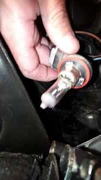 Como cambiar un bombilo halogeno por LED en las luces de un auto