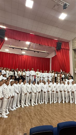 #Destacado 🤩 La Escuela de Formación de Infantería de Marina vivió jornadas memorables al celebrar la ceremonia de titulación de nuestros nuevos Tecnólogos en Entrenamiento y Gestión Militar y Tecnólogos en Gestión Logística Militar, junto con el solemne acto de inscripción en el Muro de la Virtud, símbolo eterno de la excelencia institucional. Estos actos representan mucho más que la culminación de un programa académico: son el reflejo de dos años de sacrificio, disciplina, entrega absoluta y 