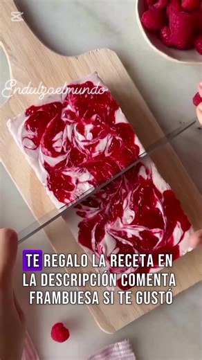 Barras de Cheesecake de Frambuesa (sin horno) ✨ Cremosas, aterciopeladas y llenas de frambuesas en cada bocado. Ingredientes Para la base: 120 g de galletitas trituradas 30 g de manteca derretida Para el relleno: 140 g de queso crema 15 g de azúcar impalpable 80 g de chocolate blanco (derretido) 50 g de mermelada de frambuesa 100 g de crema batida Preparación Mezclar las galletitas trituradas con la manteca y presionar en el fondo de un molde rectangular de 20 x 10 cm aprox. Refrigerar mientras 