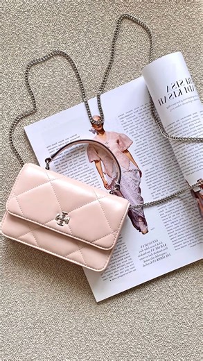 BALILENE on Instagram: "From casual hangouts to after-party looks. 💗 Tas mini yang gampang di-style buat party look. Tory Burch Kira Diamond Quilt ini enak dipakai crossbody saat hangout, lalu tinggal lepas strap buat vibe yang lebih dressed-up. Warna soft pink-nya bikin look kelihatan lebih manis ✨ What makes it special: 👜 Quilted napa leather ⛓ Removable chain strap ✨ Signature hardware detail 🔒 Magnetic snap closure 📏 17.5 x 5.5 x 11.5 cm Available now! Shop vi