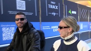 Ester Expósito y Hugo Diego García, sorprendidos por la prensa en el aeropuerto: "¿Dónde os escondéis?"
