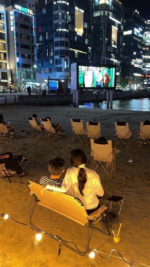몸만 편하게 오셔서 무료 영화 감상하세요 | 오늘은 어떤 영화일까? 광안리 해변영화관 | 매주 금요일 20시 | 장소 민락회센터 앞 백사장 | 부산여행 추천코스
