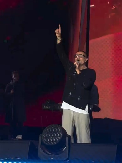 ‏خطفوني 🎶#لايف #عمرو_دياب #AmrDiab @AhmedAlyHassan