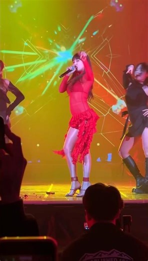 현아, 엄정화 콘서트에서 ‘빨개요’ 무대 선보이다