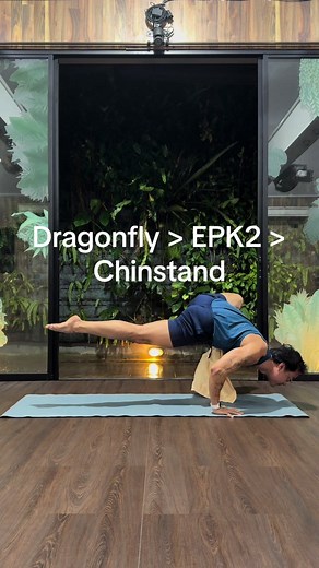 Before class transition play with Dragonfly (Maksikanagasana) as entry #yoga #dragonfly #yogatok #transitions #chinstand #armbalance #yogateacher