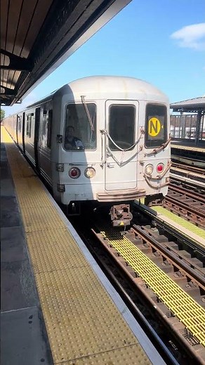 R46 N train arriving at 36 Avenue