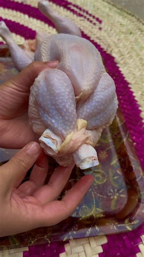 ‎مامان ارکان|آموزش آشپزی|شیرینی| غذاهای سنتی‎ on Instagram‎: "حاضرم باهات شرط ببندم این ترفند رو هیچ ‌جا ندیدی! بهت قول میدم فقط یه بار امتحانش کنی، دیگه محاله ولش کنی 👌 فقط با پودر عدس و آب مرغ رو حدود ۲۰ دقیقه داخلش خوابوندم نتیجه؟ بدون هیچ بوی زهم، کاملاً عالی #ترفند #آموزش #آشپزی @banoye_ahvazii"‎