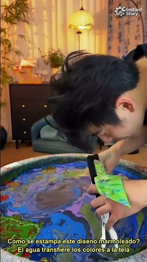 Arte marmoleado en agua sobre una bolsa de tela #worker #process #marbling #art #craft