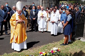 L'église catholique célèbre cette année son 300e anniversaire de présence sur le sol mauricien. Et à l'occasion de la fête de la Saint Louis, ce matin, à la cathédrale Saint Louis, le père Alain Romaine, dans son homélie, a tenu à rendre hommage aux grandes figures de l'église catholique qui ont laissé leur empreinte. A lire sur le : https://www.r1.mu/actu/societe/audio-300-ans-de-presence-de-leglise-catholique-sur-le-sol-mauricien-p554961 | Radio One