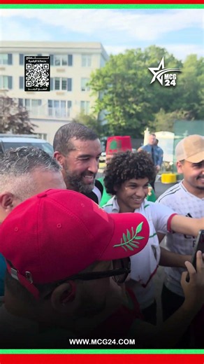 مشهد طريف من يوسف حجي و هو في طريقه لفندق المنتخب