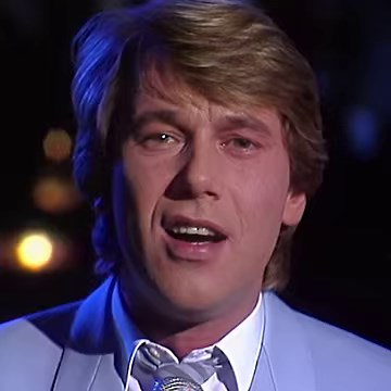 Liebe Freundinnen, liebe Freunde, reisen wir zurück ins Jahr 1984, in dem ich im Dezember meinen Song "Joana" in der ZDF Hitparade performte. Es freut mich sehr, dass ich den Song noch heute gemeinsam mit Euch hochleben lassen kann. Viel Freude mit dem dazugehörigen Video auf meinem YouTube Channel! https://www.youtube.com/watch?v=S09ioJHXivc Euer Roland | Roland Kaiser