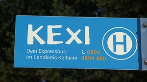 Was wird aus dem Land-KEXI im Landkreis Kelheim? Dass der Rufbus KEXI bald im gesamten Landkreis eingesetzt werden soll, steht schon länger fest. Nur das wie und wann war noch unklar. Gestern war er wieder Thema im Mobilitätsausschuss – denn der Land-KEXI kommt in einer anderen Form als ursprünglich geplant. | TVA - Fernsehen für Ostbayern