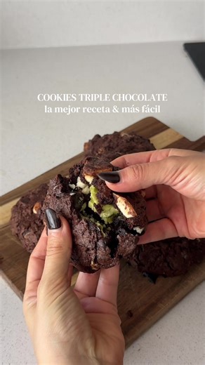Cookies triple chocolate & pistacho 💃 Junto a @chocolatesmapsa les traemos la mejor receta para hacer cookies de chocolate rellenas de pistacho 🤭 Ingredientes Para 6 cookies grandes o 12 medianas 100 gr de manteca 100 gr de azúcar 1 huevo Extracto de vainilla 100 gr de harina 000 50 gr de fécula de maíz 50 gr de cacao en polvo Mapsa 50 gr de drops de Mapsa y 50 gr de bombonito blanco de Mapsa Relleno: pasta de relleno sabor pistacho de Mapsa Cocinas a horno medio 15’ y listo 🪄