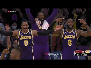 Dwight Howard shocks entire Lakers bench after hits 3-pointer 🙌