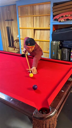 Wilson | คนไทยในอเมริกา 🇹🇭🇺🇸 on Instagram: "EP.106: ภาษาอังกฤษในชีวิตจริง 🇺🇸 คนไทยเรียกว่า “สนุกเกอร์” 🎱 แต่ที่อเมริกา…เขาเรียกว่า POOL ถ้ามาเมกาแล้วพูด snooker ฝรั่งอาจงงนิดนึง 😅 เปลี่ยนเป็น pool สื่อสารง่ายขึ้นทันที 🗣️ ประโยคที่ฝรั่งใช้จริง • Do you wanna play pool? • Let’s play pool. • Do you have a pool table? รู้คำเดียว คุยลื่นขึ้นเยอะ 👌 คำอังกฤษอะไรที่ยูงงเวลาอยู่เมกา? มาเมนต์กัน 👇🏼 แค่นี้แหละ. #englishinreallife #เรียนภาษาอังกฤษ #ภาษาอังกฤษในชีวิตประจำวัน #ฝึกพูดอังกฤษ #คนไทยใ