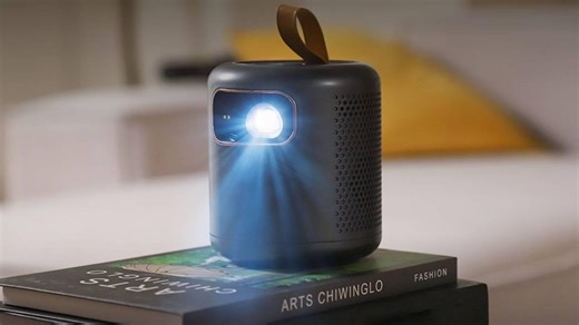 El mini proyector chino tan pequeño como una lata para llevar a todas partes: saca hasta 150 pulgadas y tiene Google TV
