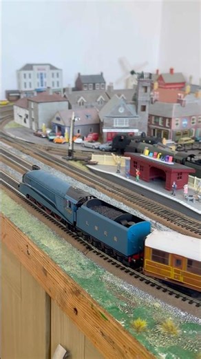 Hornby 00 gauge Mallard 4468 with a train of teak coaches #00gauge #modelrailway #hornby