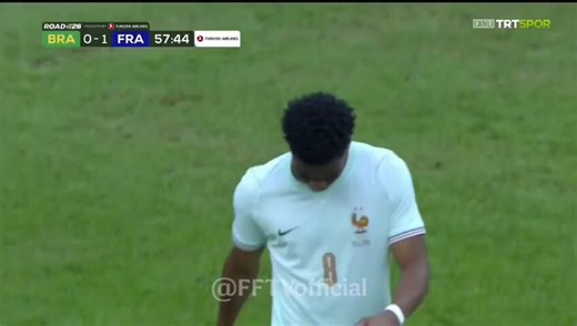 💥Kante ve Gabriel Sara oyuna girerken TRT Spor spikeri;🗣️Kante oyunda.🗣️Gabriel Sara, Galatasaray’ın yıldızı olarak ilk kez Brezilya milli takım formasıyla sahaya çıkıyor. Sara Salı günü, "3 ay öncesine burada olacağımı hayal bile edemezdim" demişti.