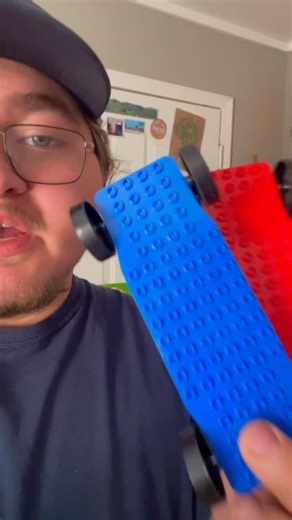 Brick Derby on Instagram: "Interlocking your bricks is the secret to building a car that can actually take a hit 💪 When the bricks overlap, they lock together and make your build way stronger—less breaking, more racing! #brickderby #racing #speed #fyp #stem"