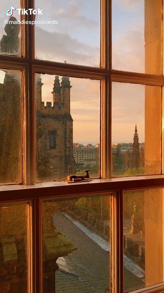 golden hour 🌞 #maddiespostcards #edinburgh #scotland #foryou
