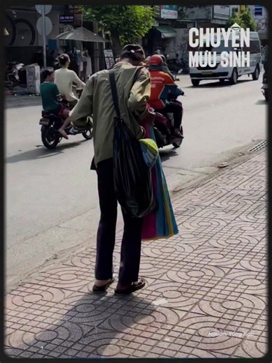 Chú Ngọc bán khăn giữa phố: câu chuyện đôi chân đau vẫn bước