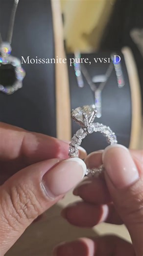 La Bague DIVA. Un solitaire en moissanite VVS1D, taillé pour capturer la lumière comme une pierre de prestige. Montée sur un anneau en argent 925 — plaqué or blanc 18K — serti de pierres éclatantes sur toute la couronne. Un bijou sculpté pour l’excellence. Une brillance souveraine. Un rendu qui rivalise avec les créations de haute joaillerie. DIVA… Le luxe, assumé. ✨ #moissanite #bijouxargent925 #yasmparis #bijouxluxe #jewelry