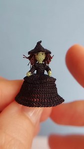 10K views · 692 reactions | Glinda and Elphana 勺 reversible doll #glinda #elphana #glindathegoodwitch #microcrochetart #luciaknit #microcrochet #impossible #microartist #reversibledoll #twodollsinone | LuciaKnit Creative Ideas | Facebook