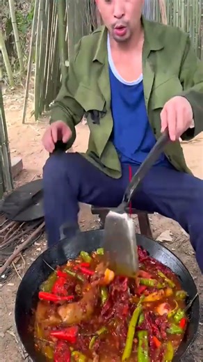 An old chef frying delicious pig skin with chili #cooking#mukbang#asmr#USA #viral #part8