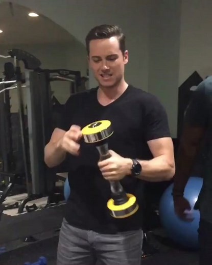 Jesse learning how to use a shake weight will always be the most funniest thing💀😂#ChicagoPD #Throwback #jesseleesoffer #laroycehawkins