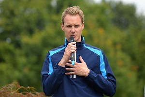 Dan Walker: ‘Vanished’ presenter practises his golf skills at elite coaching facility