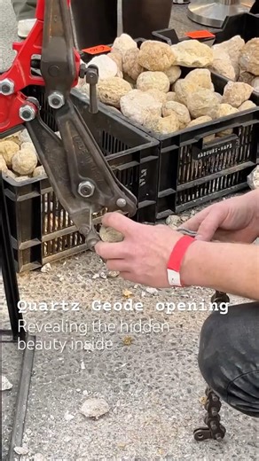 The process of splitting a quartz geode to reveal what’s inside. Check O’Gem ring with quartz geode