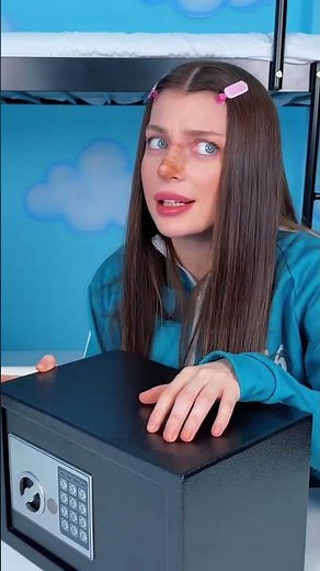 Girl Panicked and Put her Squid Game Cookie inside locker