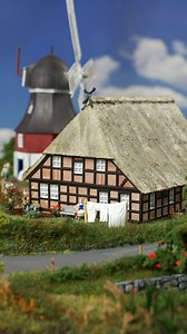 6.6K views · 399 reactions | Unser Modell-Highlight, das Hallenhaus (Art. 130552), in der H0-Spurweite! Ein Stück norddeutsche Geschichte zum Staunen. Entdecke sorgfältig gestaltetes Fachwerk, rote Mauerziegel & ein reetgedecktes Dach – pure Tradition für deine Modellbau-Anlage. Alles unter einem Giebel: Wohnen, Stall & Scheune.  #Modellbau #H0Hallenhaus #Tradition | FALLER Modellbau | Facebook