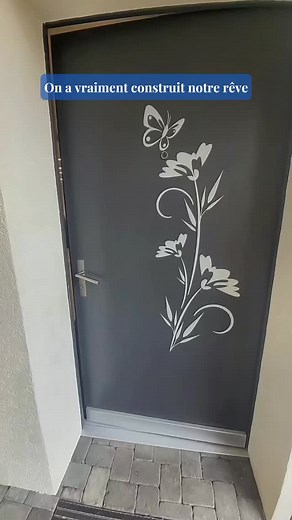 Il y a des maisons qu’on habite… et d’autres qui finissent par nous habiter. Celle-ci, c’est la nôtre 🏡 Une ancienne ferme que j’ai entièrement repensée pour ma famille. J’ai voulu préserver son âme tout en la transformant en un lieu lumineux, fonctionnel et profondément vivant. Chaque espace a été pensé pour raconter une histoire : - celle d’une maison où le passé rencontre le présent, - où la technique se fait oublier pour laisser place à la sérénité 💡 Rénover cette maison, c’est plus qu’un 