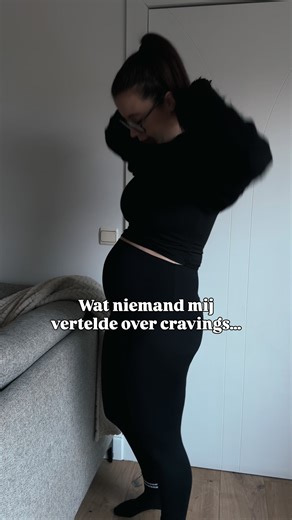 Eerst dacht ik oprecht: dit heb ik zelf uitgelokt. Dat ik niet sterk genoeg was. Dat ik beter “moest opletten”. 🤭🤫 Tot ik begon te merken dat m’n lichaam eigenlijk iets anders probeerde te zeggen. Meer energie. Meer voedingsstoffen. Meer rust. Niet omdat ik faalde. Maar omdat mijn lichaam meer nodig had. 🌱 En ja, soms is het ook gewoon oké om toe te geven aan een craving. 🫶🏼 Zonder schuldgevoel. Zonder jezelf af te straffen. Voor mij zat het verschil niet in minder eten, maar in beter voor 