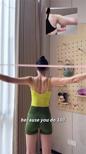 Transform your posture and confidence with every rep — sculpt a strong, feminine back that radiates power and elegance! 💪✨ #fitness #newyearnewme #homeworkout #resistancebandworkout #newyearnewme