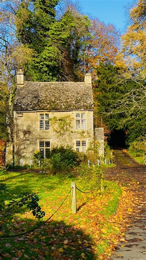 Wandering through cottage season, one cozy doorstep at a time.🍁 📸 Follow for more: https://m.youtube.com/watch?v=Om53MNBBX0g 📌 Falling for these cottages? Save this for your future cozy life.🍂📍You’re living your slow life in one of these. Save it for later. 🧡 #countrylife #autumnstyle #autumnleave #charming #village #beautifuldestinations #stayandwander #englishcountrygarden #autumn #gardendesign #countrylife #england #simplelifestyle #cottagegardens #cottage #nostress #englishcountryside 