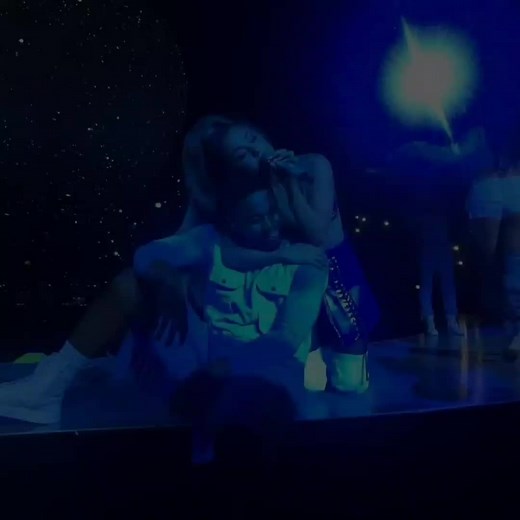 Respondendo a @olivs444 NASA! • #thankunextera #rembeauty #wicked #arianagrande #lyricsariana #traduções #swtour #arianators #arifanpage #fypシ