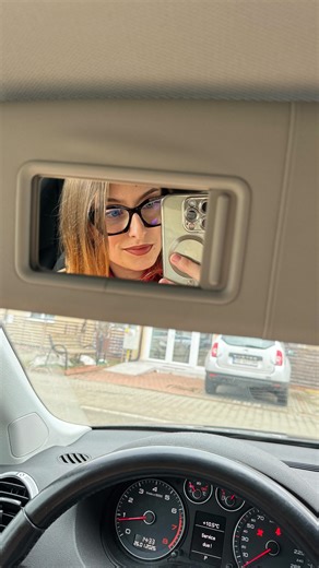 •~ Aliona ~• on Instagram: "Cred că vecinii s-au săturat să mă audă cântând 😂💃🏻 #video #makeup #funnyreels #goodvibes #retables"