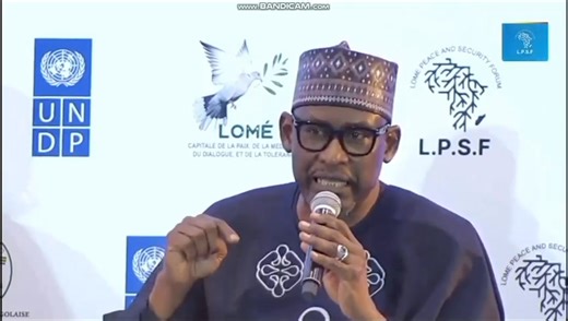 #Gouvernementml ~ Intervention du Ministre des Affaires étrangères et de la Coopération internationale à la 2e édition du Lome Peace and Security Forum au Togo. Lomé, le 12 octobre 2025 Panel des Leaders : L’Afrique face aux défis sécuritaires complexes : comment renforcer et rendre durables la paix et la stabilité dans un monde en mutation ? « Personne ne viendra assurer notre sécurité à notre place…» dixit le Chef de la Diplomatie malienne Abdoulaye DIOP. Écoutez ! Suivez-nous aussi sur www.go