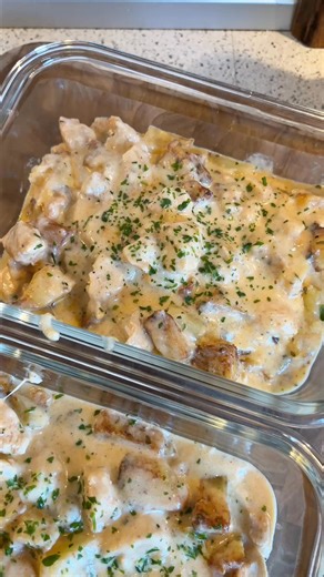 Creamy hvidløg/parmesan kylling & kartofler i fad 🤤 Snasket, cremet og fyldt med smag – præcis som comfort food skal være 🤤 Perfekt til meal prep, nem at lave, og med kun 517 kcal og hele 51,5g protein pr. portion 💪 Den her ret redder travle hverdage, hvor du stadig vil spise noget lækkert og mættende. 👉 Til 4x portioner * 600g kartofler * 400g kyllingebryst * 1-2 fed hvidløg * 1 spsk persille (jeg bruger frossen) * 60g parmesan (jeg brugte den revet på pose) * 12g raps olie * Dit yndlingskr